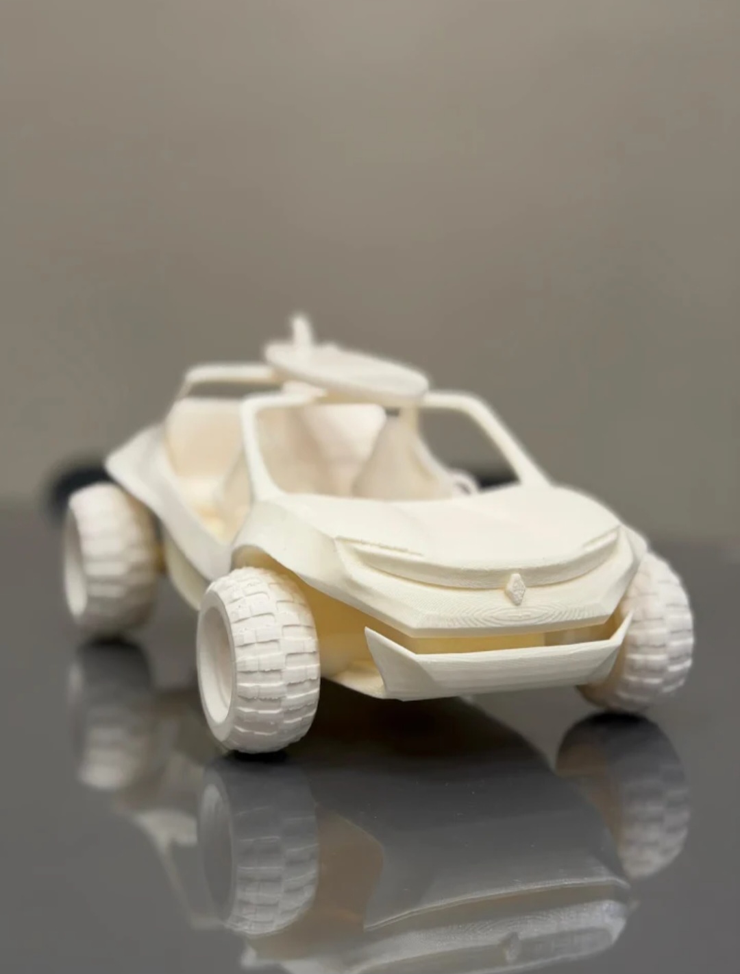 Prototipo blanco de un buggy con ruedas todoterreno