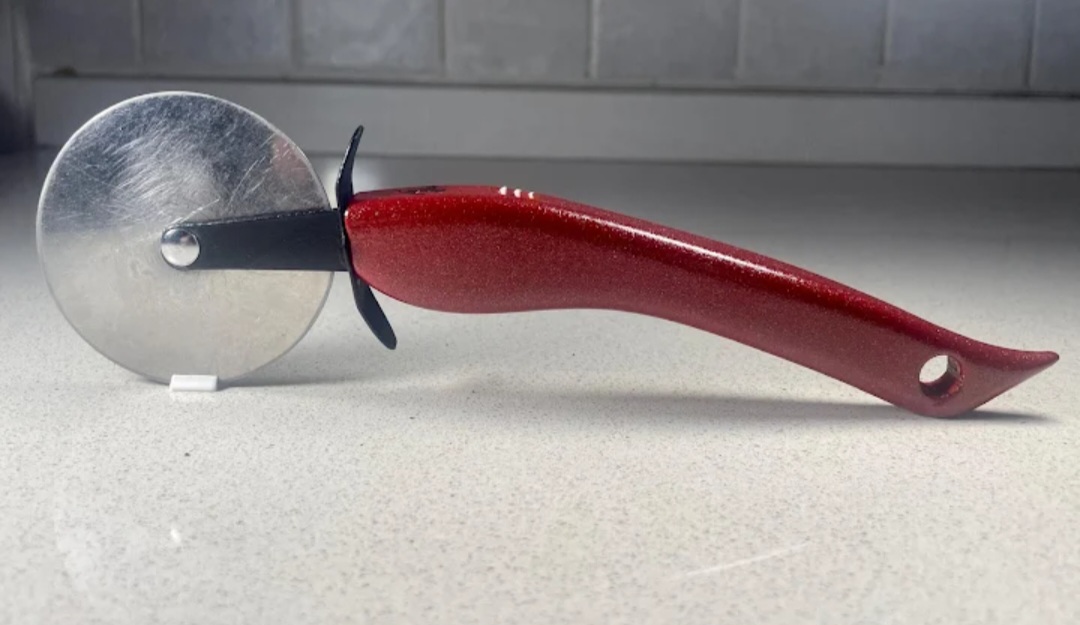 Cortapizza con mango rojo ergonómico impreso en 3D