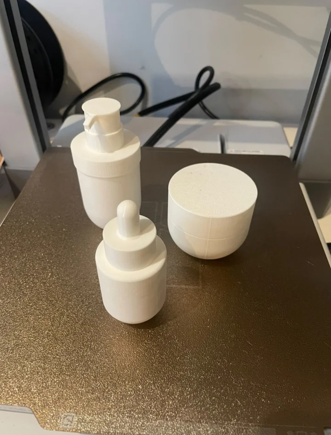Tres prototipos blancos de envases: dosificador, gotero y pote