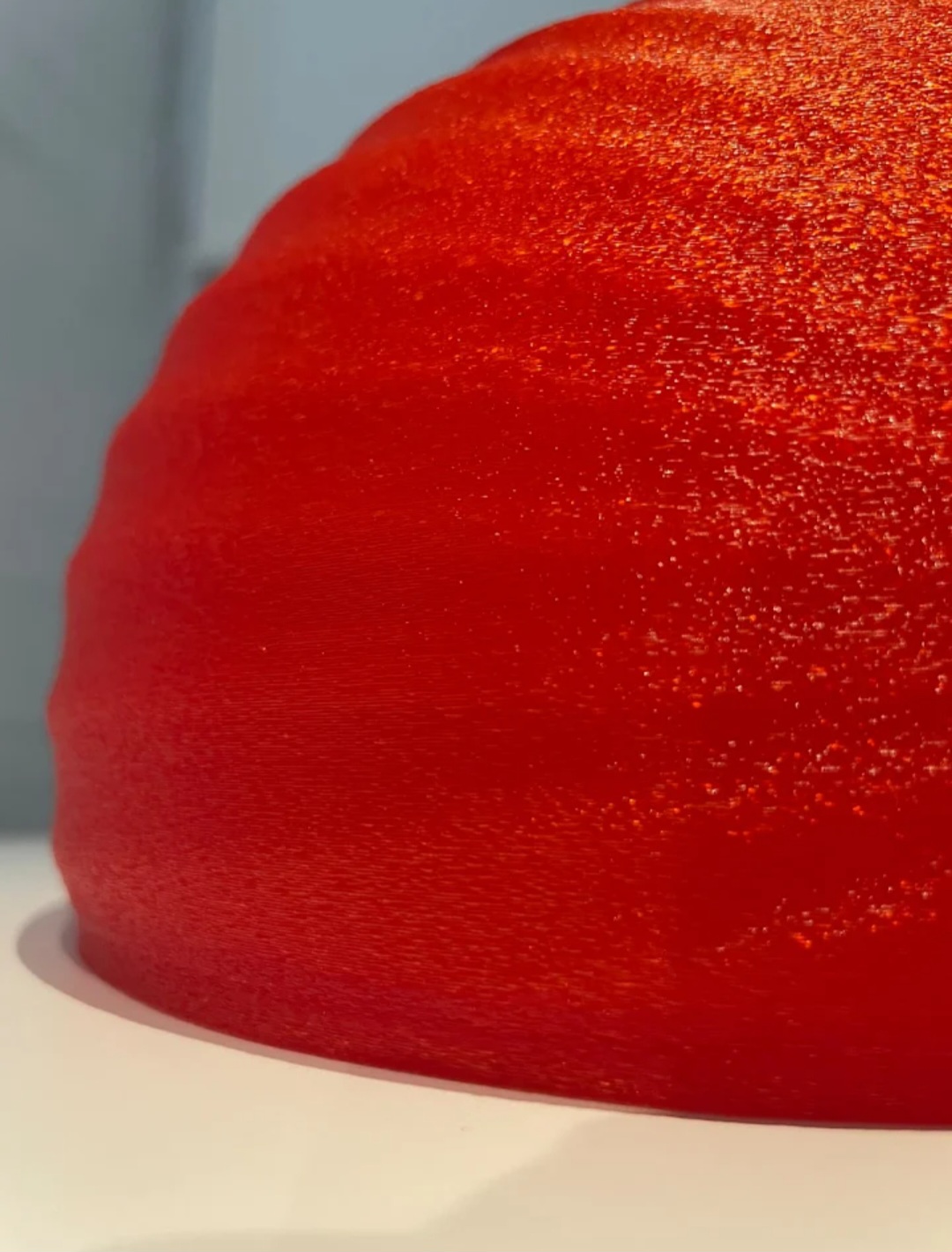 Primer plano de la textura de una pieza roja impresa en 3D