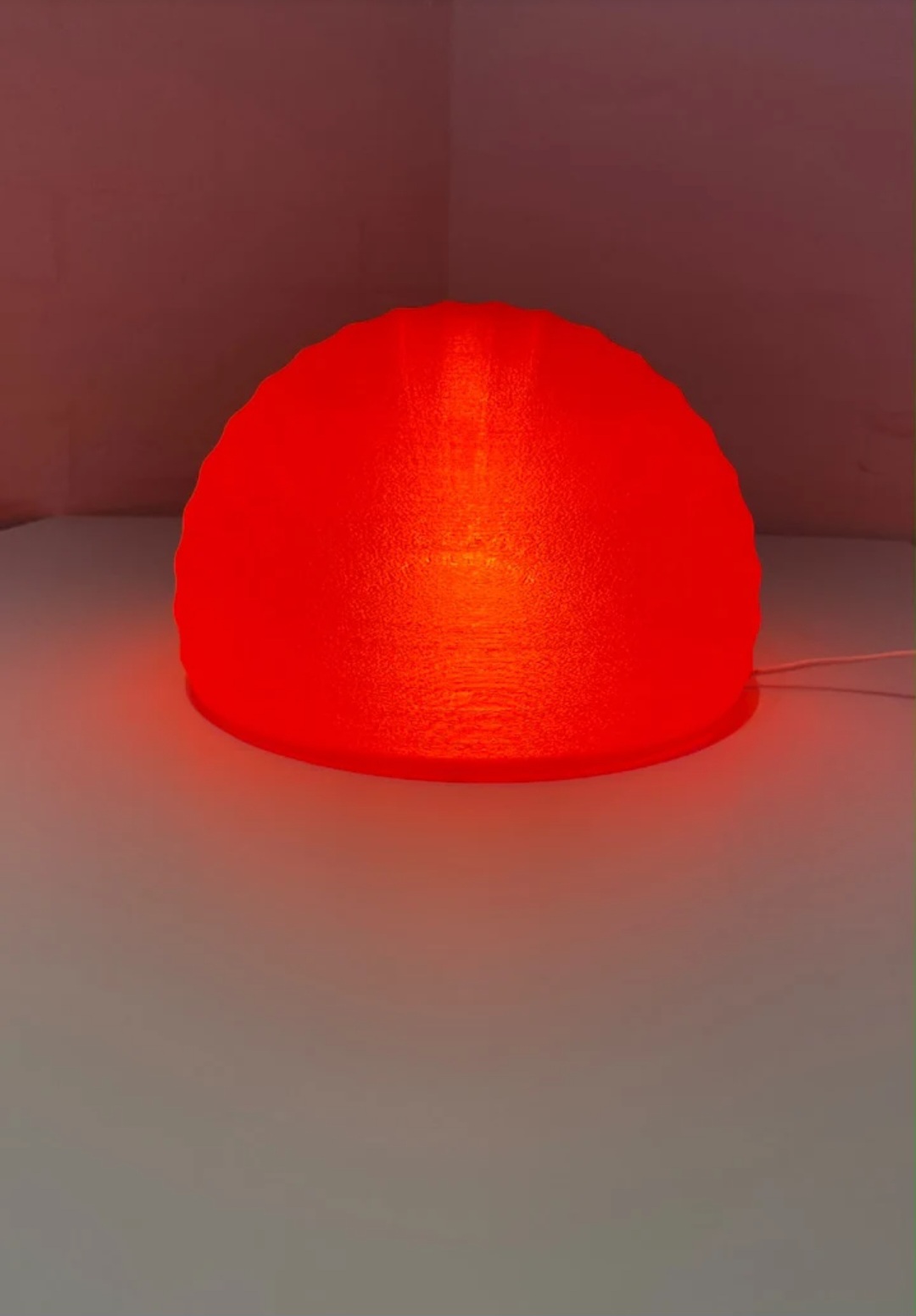 Lámpara semiesférica roja impresa en 3D, encendida