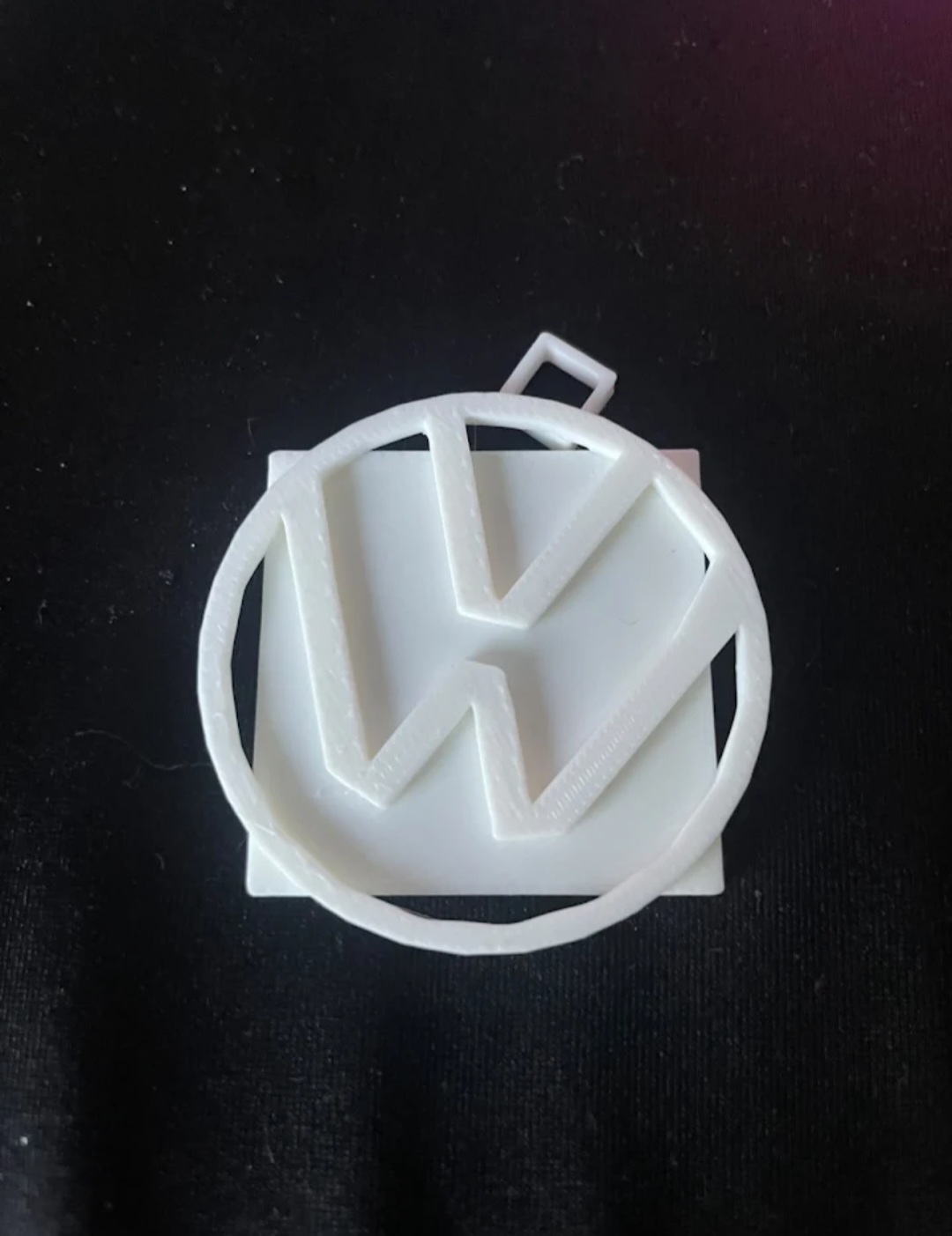 Llavero blanco con logo calado impreso en 3D
